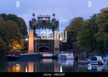 Germania, la zona della Ruhr, Waltrop, nave sistema sollevamento Henrichenburg al Dortmund-Ems-Canal. Foto Stock