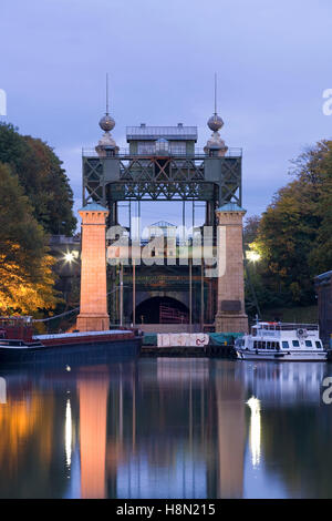 Germania, la zona della Ruhr, Waltrop, nave sistema sollevamento Henrichenburg al Dortmund-Ems-Canal. Foto Stock