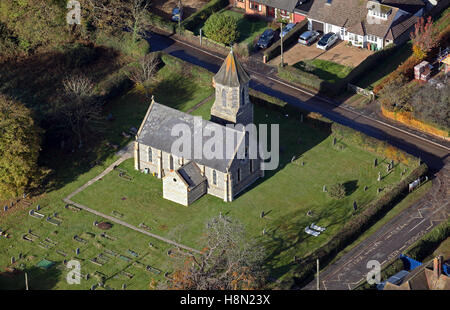 Vista aerea di San Giovanni Evangelista Chiesa a Stoke Row, Oxfordshire, Regno Unito Foto Stock