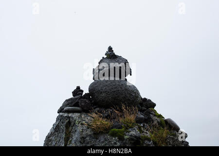 Visitatori mucchio di pietre Laufskálavarða nel sud dell'Islanda Foto Stock