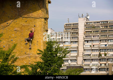 Germania, Dortmund, parete di arrampicata di fronte all'Annibale alto edificio nel quartiere Dorstfeld. Foto Stock