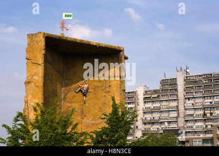 Germania, Dortmund, parete di arrampicata di fronte all'Annibale alto edificio nel quartiere Dorstfeld. Foto Stock