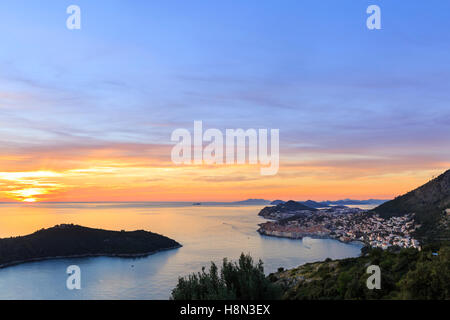 Vista sul mare Adriatico verso Dubrovnik al tramonto, Croazia Foto Stock