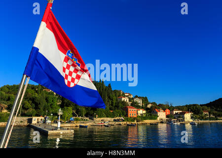 La piccola isola di KOLOCEP vicino a Dubrovnik con bandiera croata Foto Stock