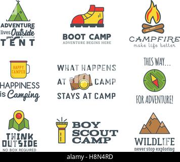 Camping logo design set con la tipografia e elementi di viaggio - compass, montagna, tenda. Con il vettore avventura parole e segni. Sentiero escursionistico, backpacking simboli. Nizza per stampe, design a t. Illustrazione Vettoriale