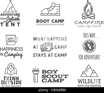 Camping logo design set con la tipografia e elementi di viaggio - falò, montagna, tenda. Con il vettore avventura parole e segni. Sentiero escursionistico, backpacking simboli. Nizza per stampe, tee design, abbigliamento. Illustrazione Vettoriale