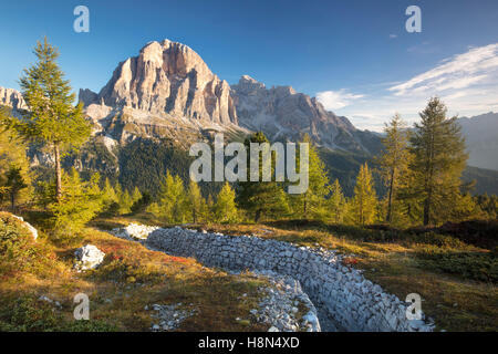 Alba sopra la Tofana di Rozes dalle trincee della prima guerra mondiale alle cinque Torri, Dolomiti, Veneto, Italia Foto Stock