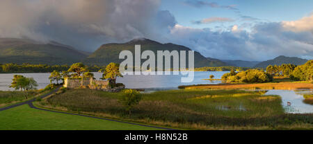 Sunrise over McCarthy Mor Castello lungo il Lough Leane, Parco Nazionale di Killarney, nella contea di Kerry, Irlanda Foto Stock