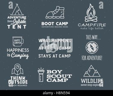 Camping logo design set con la tipografia e elementi di viaggio - falò, montagna, tenda. Con il vettore avventura parole e segni. Sentiero escursionistico, backpacking simboli. Nizza per stampe, tee design, vestiti. Illustrazione Vettoriale