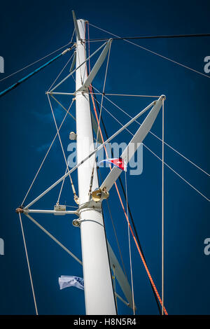 A basso angolo di visione di un catamarano montante con un cubano bandiera nazionale Foto Stock