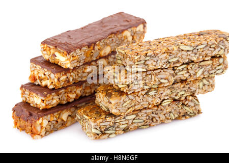 Muesli bar con differenti noci e semi isolato su sfondo bianco. Foto Stock