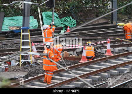 Il lavoro degli equipaggi effettuare le riparazioni presso la scena della scorsa settimana di tram crash a Croydon, South London REGNO UNITO Foto Stock