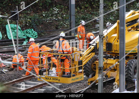 Il lavoro degli equipaggi effettuare le riparazioni presso la scena della scorsa settimana di tram crash a Croydon, South London REGNO UNITO Foto Stock