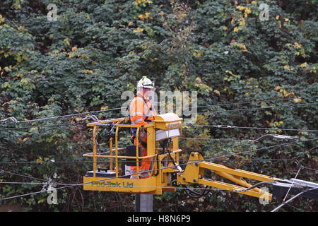 Il lavoro degli equipaggi effettuare le riparazioni presso la scena della scorsa settimana di tram crash a Croydon, South London REGNO UNITO Foto Stock