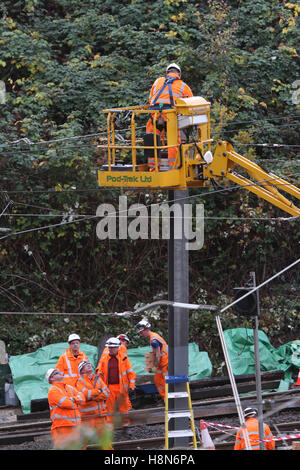 Il lavoro degli equipaggi effettuare le riparazioni presso la scena della scorsa settimana di tram crash a Croydon, South London REGNO UNITO Foto Stock