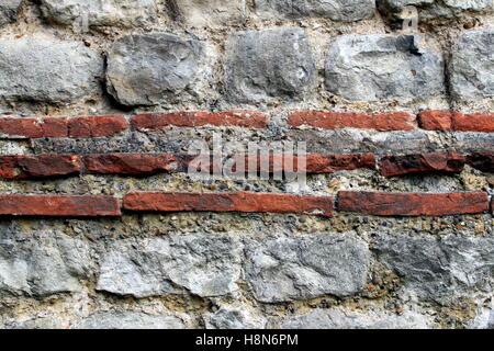 Una sezione della restante muro di cinta romano vicino alla Torre di Londra. Foto Stock
