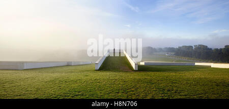 Panoramica vista di mattina di pendenza roofscape verde. Moesgaard Museum, Aarhus, Danimarca. Architetto: Henning Larsen, 2015. Foto Stock