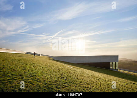 In elevazione laterale che mostra un tetto inclinato facciata. Moesgaard Museum, Aarhus, Danimarca. Architetto: Henning Larsen, 2015. Foto Stock