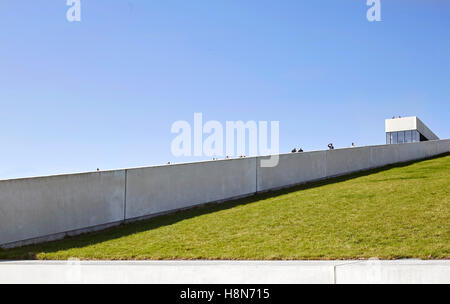 Balaustra in cemento del tetto spiovente facciata. Moesgaard Museum, Aarhus, Danimarca. Architetto: Henning Larsen, 2015. Foto Stock