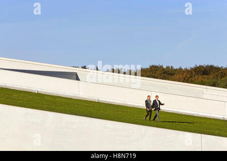 Tetto spiovente giardino terrazzato da pareti di cemento. Moesgaard Museum, Aarhus, Danimarca. Architetto: Henning Larsen, 2015. Foto Stock