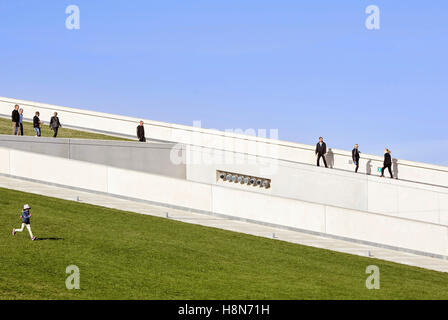 In pendenza del tetto verde giardino con i visitatori. Moesgaard Museum, Aarhus, Danimarca. Architetto: Henning Larsen, 2015. Foto Stock