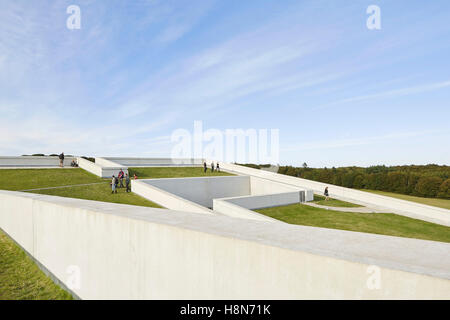 In pendenza e verde giardino sul tetto di terrazze con i visitatori. Moesgaard Museum, Aarhus, Danimarca. Architetto: Henning Larsen, 2015. Foto Stock