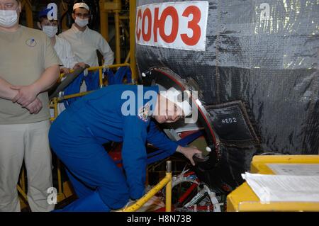 La NASA Stazione Spaziale Internazionale Expedition 50-51 backup membro di equipaggio astronauta americano Jack Fischer salite a bordo della Soyuz MS-03 navicella spaziale durante il training di pre-lancio presso il cosmodromo di Baikonur Integration Facility Novembre 2, 2016 di Baikonur in Kazakhstan. Foto Stock