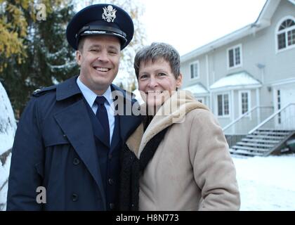 La NASA Stazione Spaziale Internazionale Expedition 50-51 Soyuz MS-03 backup e primo equipaggio astronauti americani Jack Fischer (sinistra) e Peggy Whitson pongono al di fuori dell'Gagarin Cosmonaut Training Center residence cottage prima di uscire per il cosmodromo di sito di lancio 1 novembre 2016 nella città delle stelle, Russia. Foto Stock