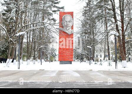 Una grande scultura commemorativa commemorativo comunista russo e Unione Sovietica fondatore Vladimir Lenin sorge fuori la Gagarin Cosmonaut Training Center Novembre 1, 2016 in Star City, Russia. Foto Stock