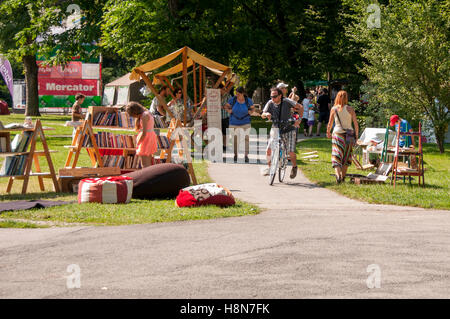 Maribor, Slovenia - 28 Giugno 2014: arte tradizionale camp nel parco della città 'Mestni Park' come parte della Quaresima tradizionale festival attira Foto Stock