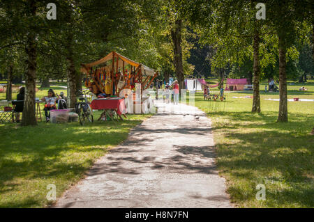 Maribor, Slovenia - 28 Giugno 2014: arte tradizionale camp nel parco della città 'Mestni Park' come parte della Quaresima tradizionale festival attira Foto Stock