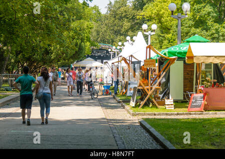 Maribor, Slovenia - 28 Giugno 2014: arte tradizionale camp nel parco della città 'Mestni Park' come parte della Quaresima tradizionale festival attira Foto Stock