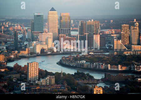 Vista di Canary Wharf e il quartiere finanziario al tramonto guardando ad est dalla città di Londra Foto Stock