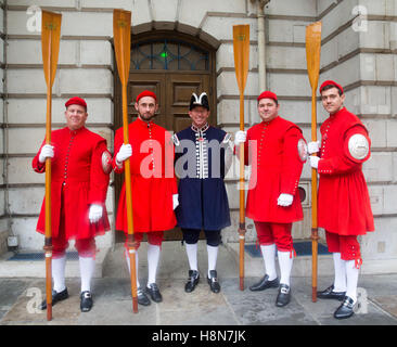 Doggett del mantello e Badge uomini linea fino al signore sindaco di mostrare al di fuori Mansion House City of London, England, Regno Unito Foto Stock