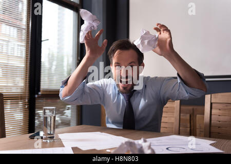Furious angry man di perdere il suo temperamento Foto Stock