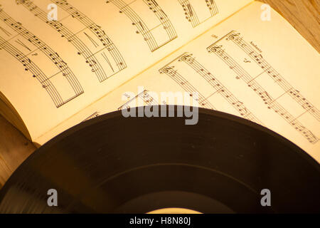 Disco in vinile con musica punteggi foglio sottofondo musicale Foto Stock