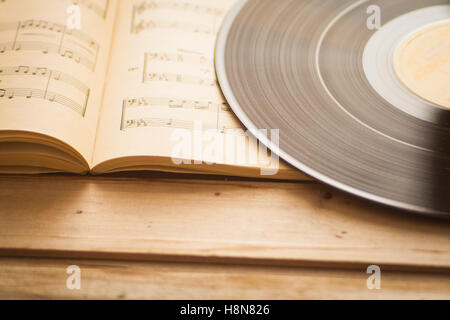 Disco in vinile con musica punteggi foglio sottofondo musicale Foto Stock