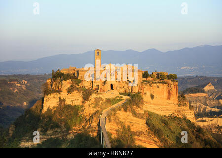 Civita di Bagnoregio città fantasma landmark, antenna vista panoramica sul tramonto. Lazio, l'Italia, l'Europa. Foto Stock