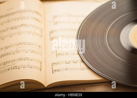 Disco in vinile con musica punteggi foglio sottofondo musicale Foto Stock