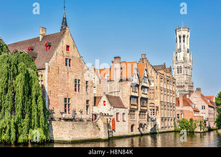 Campanile di Bruges torri dietro gli edifici Bruges Belgio Foto Stock