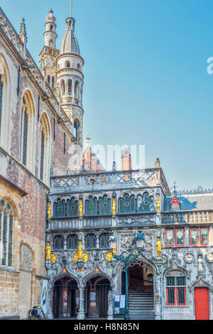 La Basilica del Sangue Sacro la piazza del mercato di Bruges Belgio Foto Stock