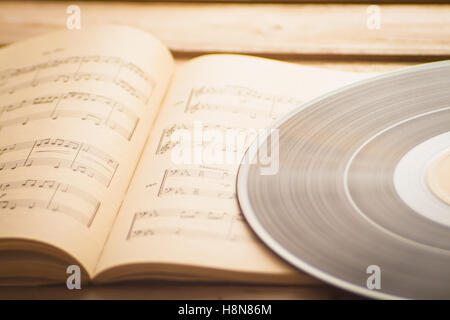 Disco in vinile con musica punteggi foglio sottofondo musicale Foto Stock