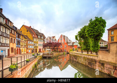Colmar, Petit Venezia, Canale d'acqua e le tradizionali case colorate. L'Alsazia, Francia. Lunga esposizione. Foto Stock