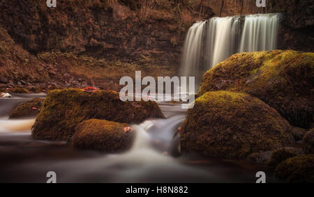 Coperte di muschio rocce di Sgwd yr Eira cascata Foto Stock