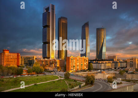 Madrid. Immagine di Madrid, Spagna il quartiere finanziario con i moderni grattacieli durante il sunrise. Foto Stock