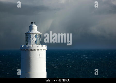 Faro sulla costa con storm avvicinandosi al punto di partenza,Devon, Inghilterra Foto Stock