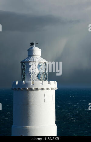 Faro sulla costa con storm avvicinandosi al punto di partenza,Devon, Inghilterra Foto Stock