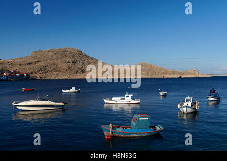 Piccolo Blu barca da pesca, villaggio di Emborio, Chalki isola vicino a RODI, DODECANNESO isole, Grecia. Foto Stock