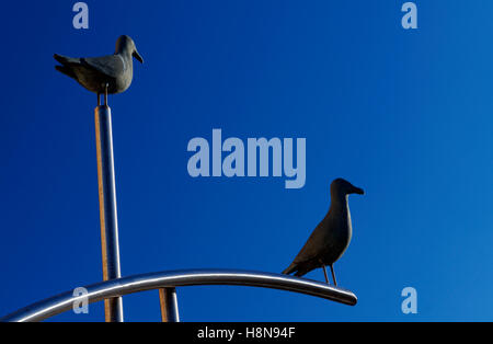 C-interludi scultura di Philip Bews e Diane Gorvin, Lloyd George Avenue, Cardiff Bay , Galles. Foto Stock