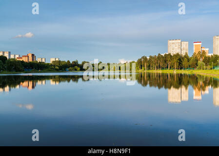 Scuola lago nella luce del tramonto in Zelenograd di Mosca, Russia Foto Stock
